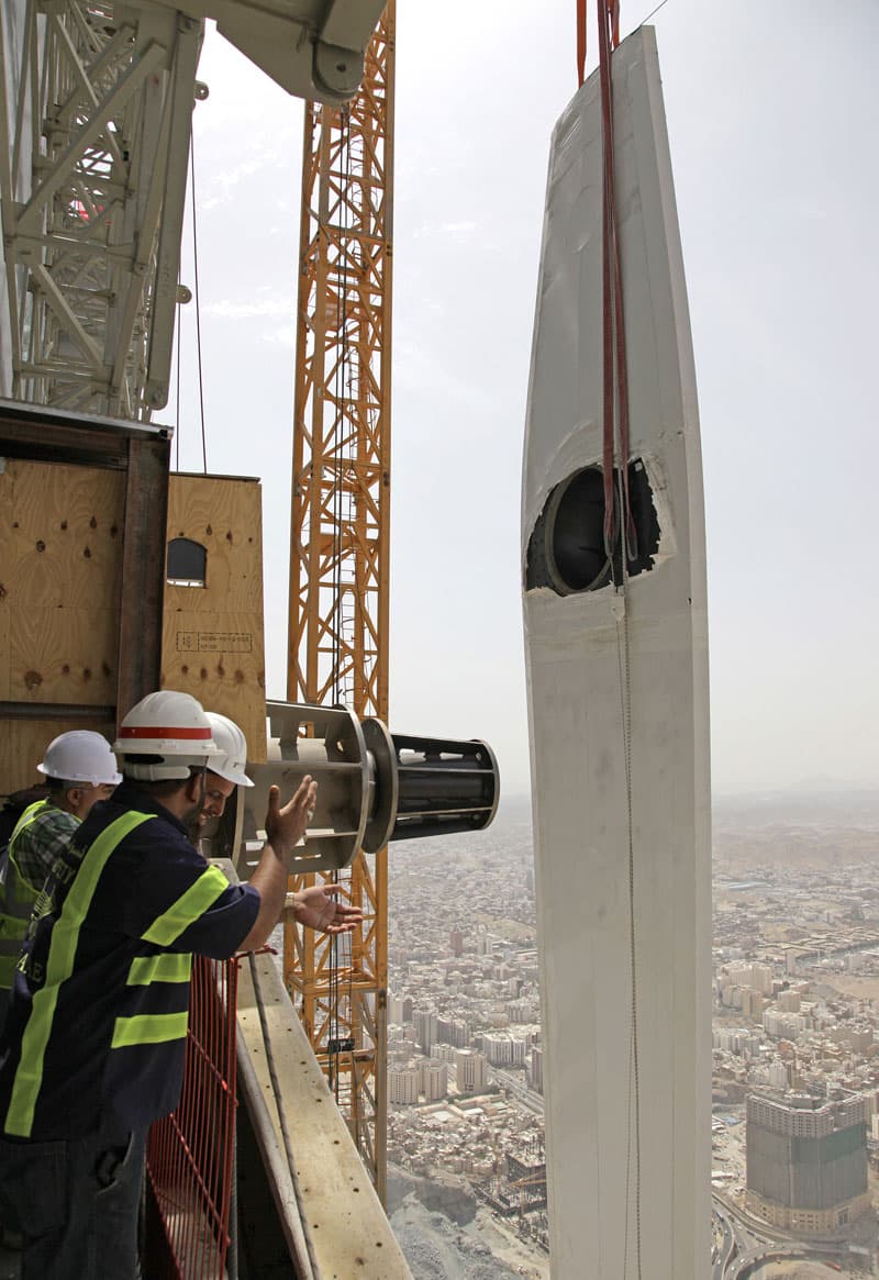 صور لمراحل العمل في ساعة مكة والتي سيبدأ التشغيل التجريبي لها في الأسبوع الأول من شهر رمضان المبارك