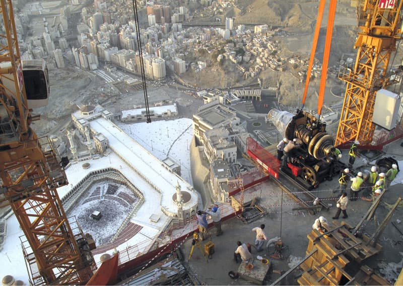 صور لمراحل العمل في ساعة مكة والتي سيبدأ التشغيل التجريبي لها في الأسبوع الأول من شهر رمضان المبارك