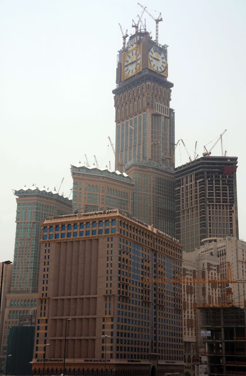 غدا.. دوران عقارب أكبر ساعة في العالم من مكة المكرمة