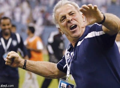 مدرب الهلال يوبخ لاعبيه ويهددهم بالإبعاد