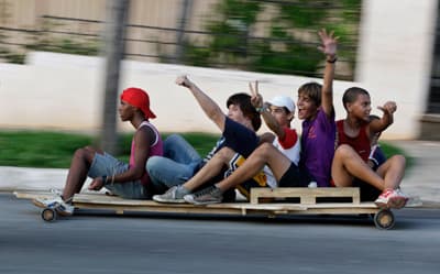 لعبة تزلج مصنوعة من الخشب تحظى بشعبية كبيرة بين الشباب الكوبي