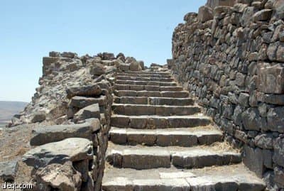 قلعة صلخد تطل على ما حولها من ارتفاع 1400 متر