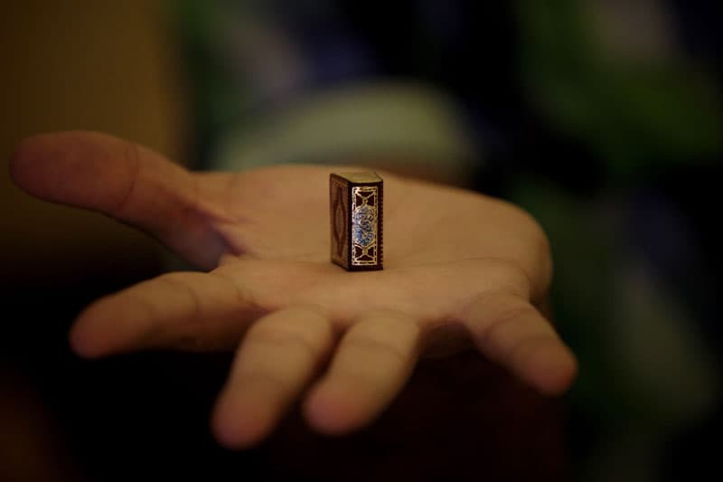 اللبناني حسن عبدربه يعرض أصغر نسخة من القرآن الكريم مكتوبة بخط اليد حيث يبلغ طوله 2.4 سم وعرضه 1.9 سم ويحتوي على 604 صفحة مزينة 