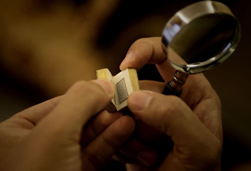 اللبناني حسن عبدربه يعرض أصغر نسخة من القرآن الكريم مكتوبة بخط اليد حيث يبلغ طوله 2.4 سم وعرضه 1.9 سم ويحتوي على 604 صفحة مزينة 