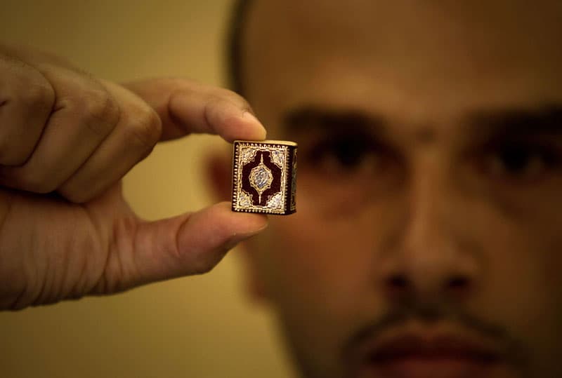 اللبناني حسن عبدربه يعرض أصغر نسخة من القرآن الكريم مكتوبة بخط اليد حيث يبلغ طوله 2.4 سم وعرضه 1.9 سم ويحتوي على 604 صفحة مزينة 