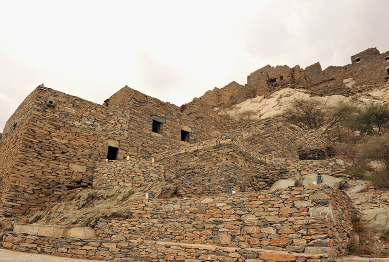 قرية ذي عين في الباحة تستقبل أعداداً كبيرة من الزوار والمصطافين في أول إطلالة للقرية