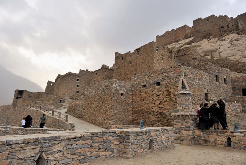 قرية ذي عين في الباحة تستقبل أعداداً كبيرة من الزوار والمصطافين في أول إطلالة للقرية