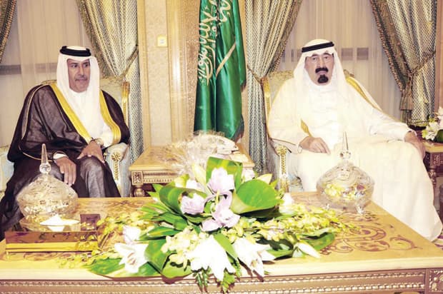 الملك يبحث مع رئيس وزراء قطر الأحداث الإقليمية والدولية