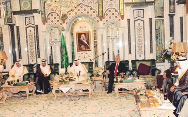 الملك يبحث مع رئيس وزراء قطر الأحداث الإقليمية والدولية