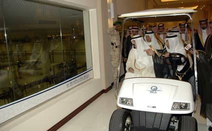 خادم الحرمين الشريفين يدشن مشروع سقيا زمزم بتكلفة 700 مليون ريال