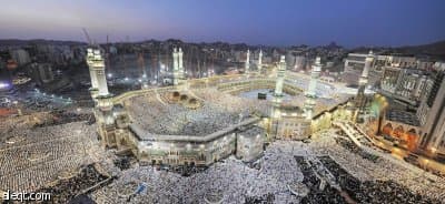 معتمرون يسكنون في «الحرم المكي» بسبب ارتفاع «الإيجارات»