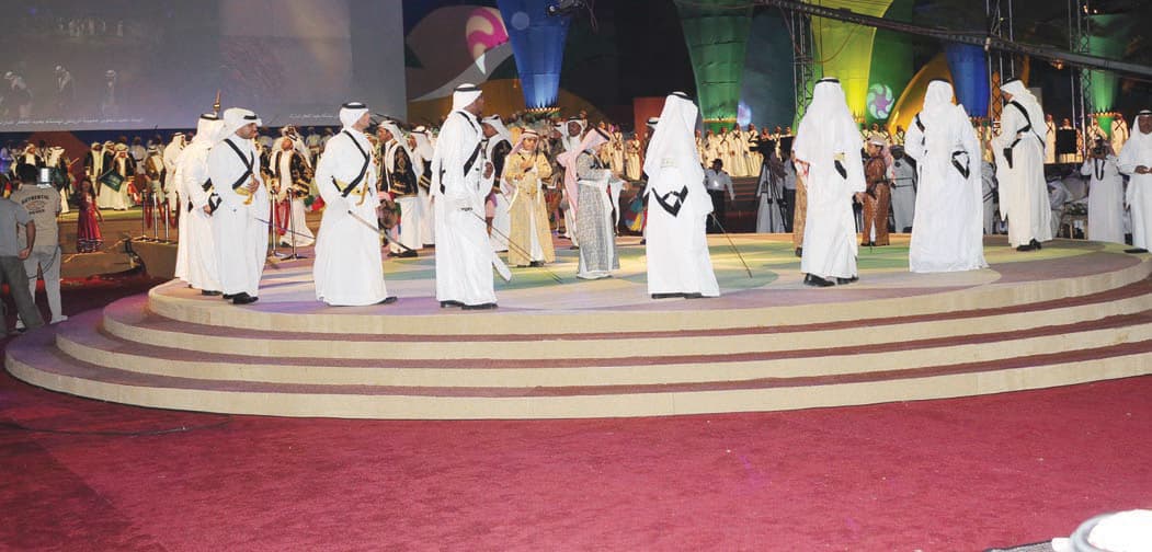 فرق شعبية وفقرات للأطفال.. وشعراء الرد يفتتحون فعاليات اليوم الأول