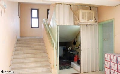 حارس مدرسة يعيش تحت الدرج .. ومقصف يخالف اشتراطات السلامة