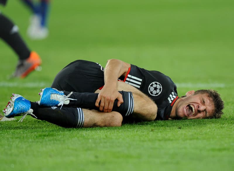 هداف كاس العالم 2010 و نجم بايرن ميونيخ الألماني توماس مولر ساقطاً على الأرض بعد إصابته خلال لقاء فريقه مع بازل السويسري ضمن دور
