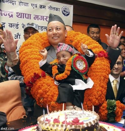 مراهق نيبالي يحصل على لقب "أصغر  رجل في العالم"