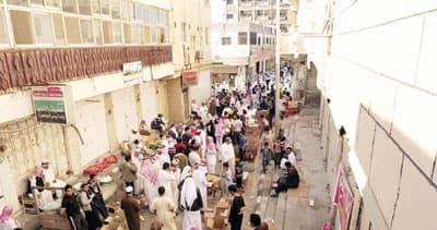 «الأسواق الشعبية» في الباحة تحتفظ بالتراث .. وتزدحم بالزوار