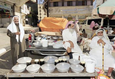 «الأسواق الشعبية» في الباحة تحتفظ بالتراث .. وتزدحم بالزوار