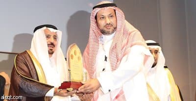 وزير التعليم العالي يكرّم عميد التعليم الإلكتروني في جامعة الملك سعود