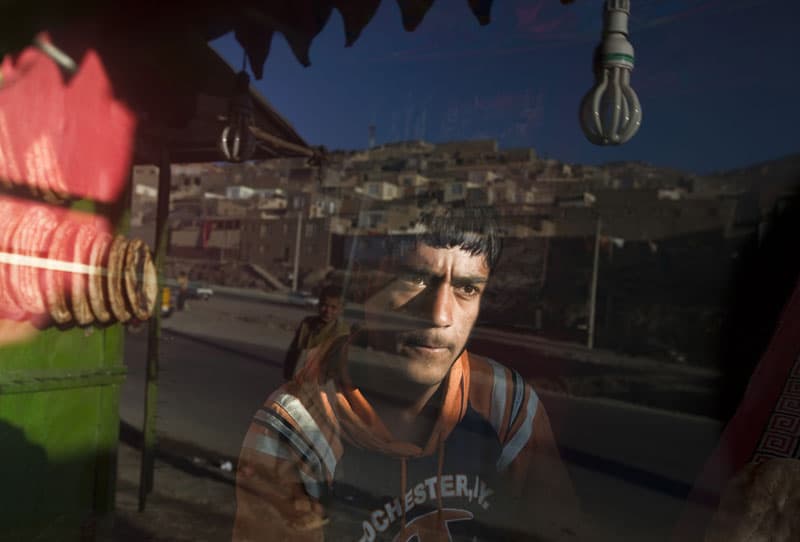 فتيان يعلبون كرة القدم في كابول غير آبهين برحى الحرب التي تدور منذ سنوات
