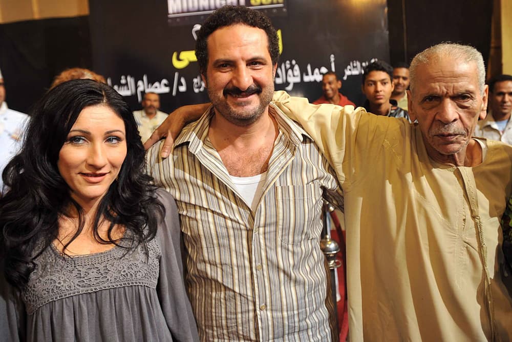 طاقم فيلم الفاموجي يحتفلون بانتهاء تصويره والذي يجسد قصة شاعر والكاتب المصري أحمد فؤاد نجم ويقوم ببطولته خالد الصاوي وجيهان فاضل