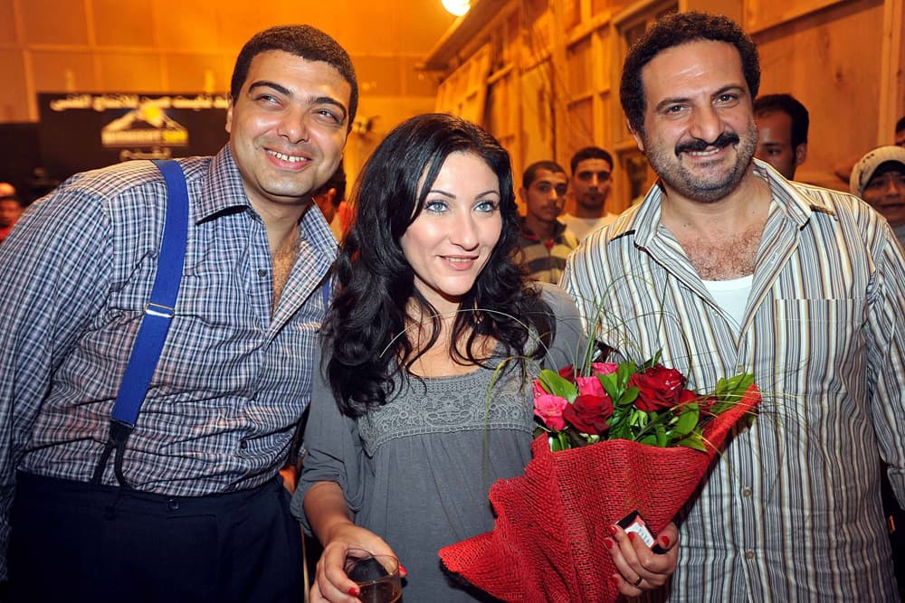 طاقم فيلم الفاموجي يحتفلون بانتهاء تصويره والذي يجسد قصة شاعر والكاتب المصري أحمد فؤاد نجم ويقوم ببطولته خالد الصاوي وجيهان فاضل