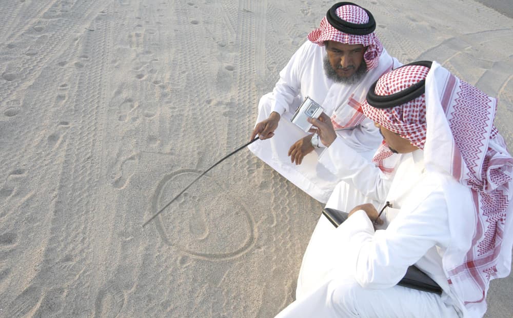 قصاص الأثر.. البحث عن الحقيقة بين الرمال