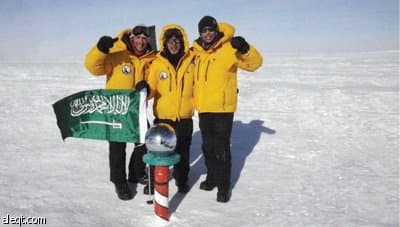 أب سعودي يقود ولديه في رحلة تاريخية ويرفع علم بلاده في القطب الجنوبي