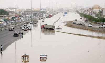 أمطار الطائف تخلف 17 إصابة وتسقط أعمدة الإنارة