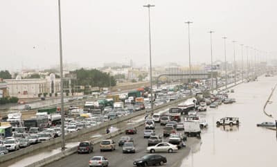 أمطار الطائف تخلف 17 إصابة وتسقط أعمدة الإنارة