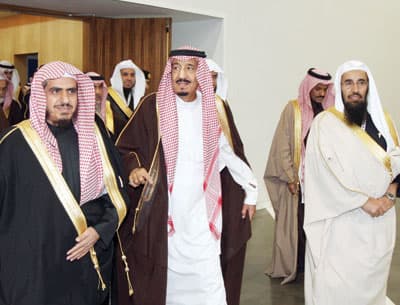 الأمير سلمان لأعضاء «الأمر بالمعروف»: عليكم بالرفق والستر