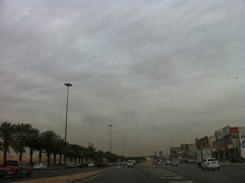 رياح سطحية محملة بالغبار على وسط المملكة وفرص لهطول الأمطار