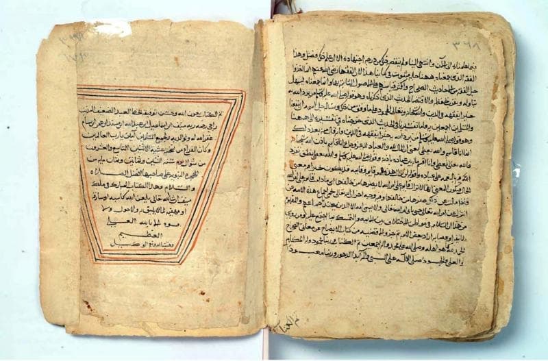 عمرها أكثر من خمسة قرون.. دارة الملك عبدالعزيز تعرض أقدم مخطوطة نجدية