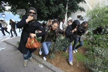 زين العابدين يغادر تونس ورئيس الوزراء يتولى السلطة موقتاً