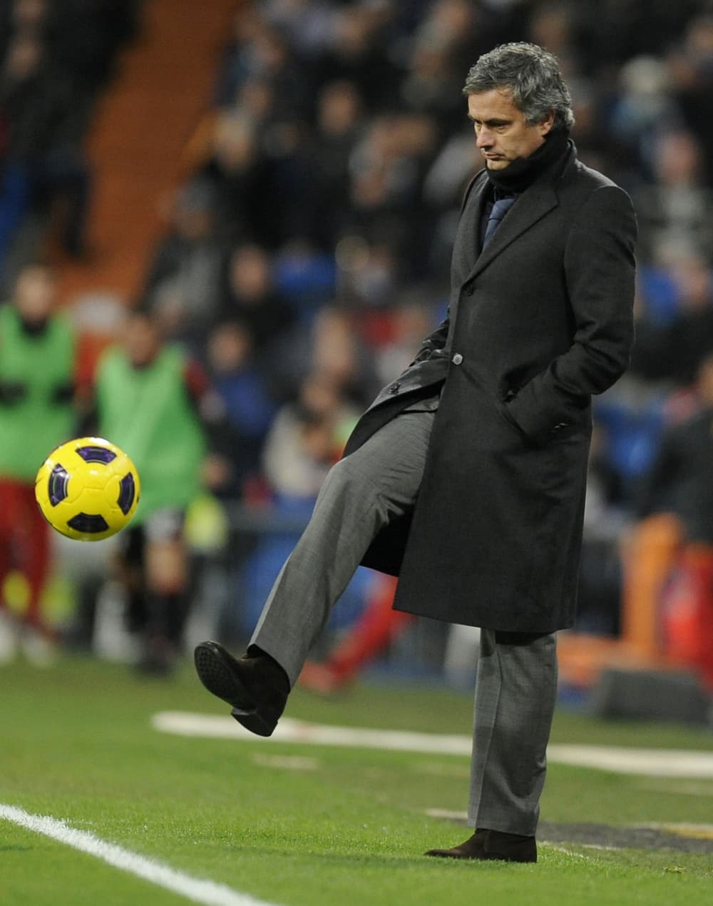 مورينهو يداعب الكره أثناء مباراة فريقة مع مايوركا