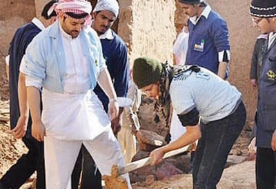 البناء بالطين.. مارسه الآباء حاجة وتعلمه الأبناء هواية