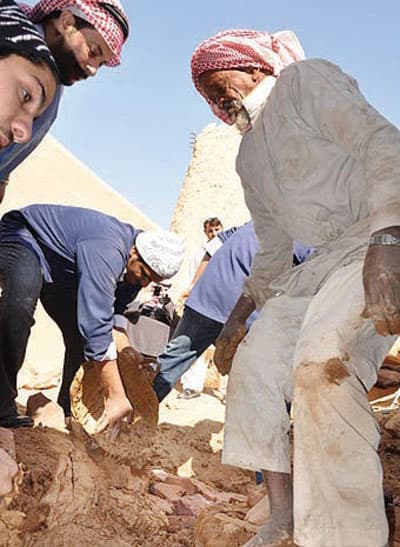 البناء بالطين.. مارسه الآباء حاجة وتعلمه الأبناء هواية