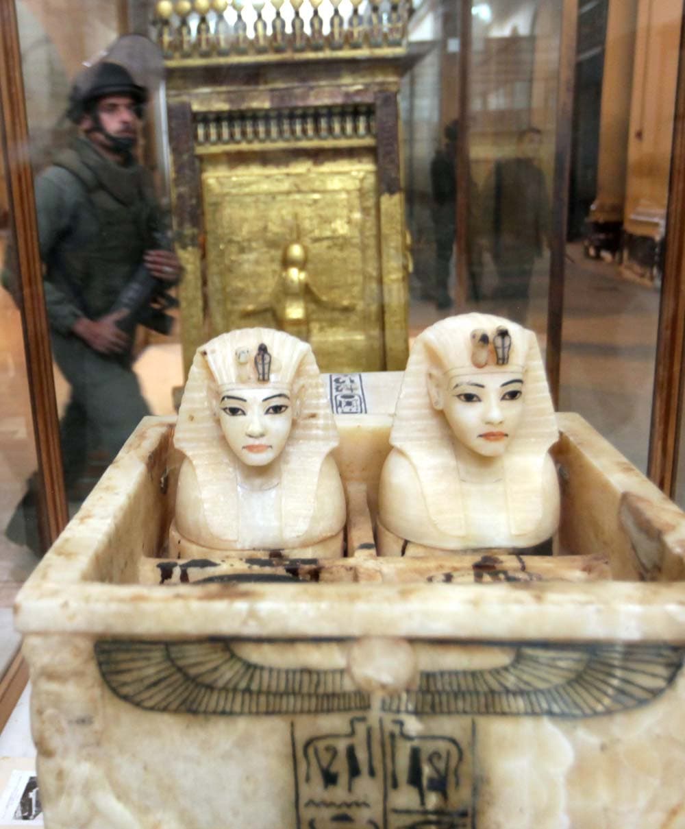 الجيش المصري يحمي القطع الأثرية داخل  المتحف المصري في القاهرة