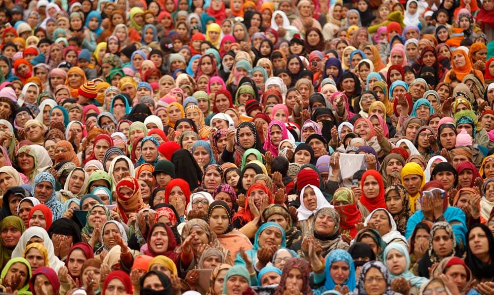 نساء كشميريات يحتفلن بذكرى مولد الرسول عليه الصلاة والسلام
