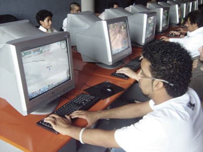 تربويون: عدم وجود رقابة على مقاهي الإنترنت أدى إلى انحرافات أخلاقية بين الشباب