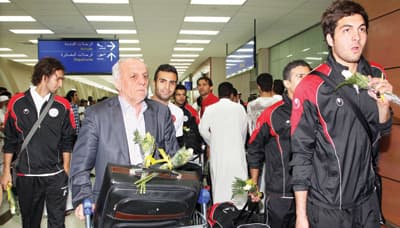 بيروزي يرفض بصمة المطار .. وبعد 9 ساعات يرضخون