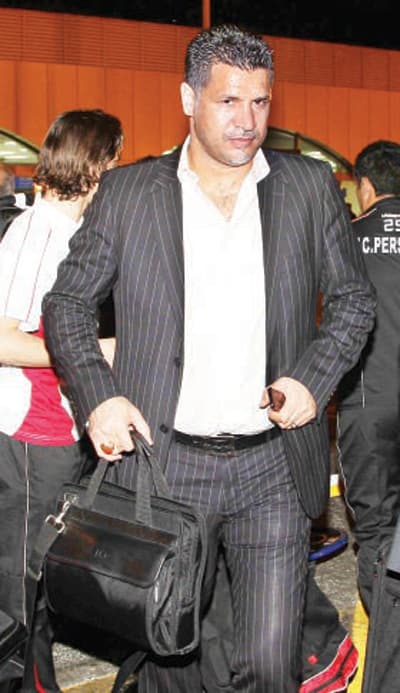 بيروزي يرفض بصمة المطار .. وبعد 9 ساعات يرضخون