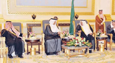 النائب الثاني يستقبل ولي عهد قطر في مطار قاعدة الرياض