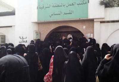 الدمام: ازدحام وحالات إغماء أمام مكتب العمل النسوي وتسجيل 13 ألف عاطلة