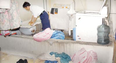 مغاسل الملابس.. تنشر الأمراض وتطير بالوظائف!