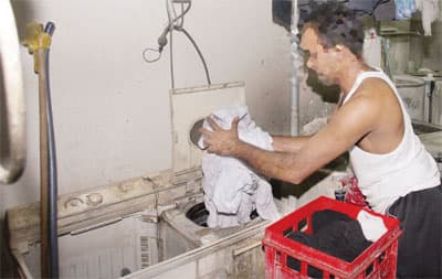 مغاسل الملابس.. تنشر الأمراض وتطير بالوظائف!