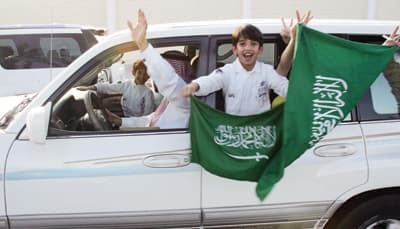 القطاع الخاص يتفاعل مع الأوامر الملكية ويصرف راتبين للموظفين