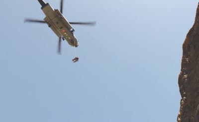 سقوط معتمر إيراني وسوري من منحدر شديد الخطورة في جبل النور