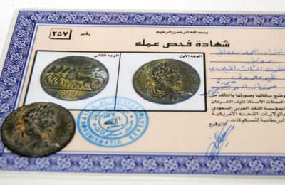 عملات نادرة بشهادات موثقة في حوزة مواطن سعودي