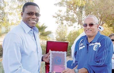 «الأسطورة» كارل لويس يعدو نحو السياسة بسرعة الضوء