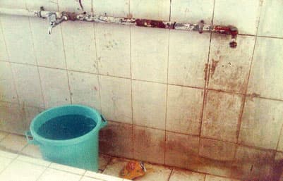 «حمامات المدارس» مخزن الأمراض المعدية.. مئات الطلبة في المستشفيات سنويا